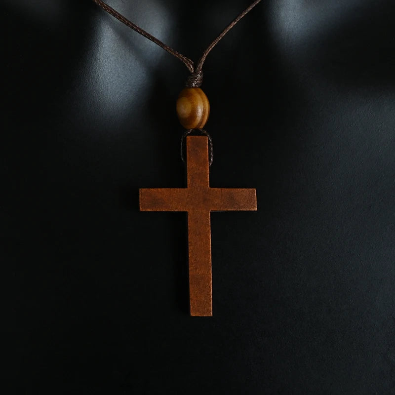 Collier Croix Catholique en Bois Naturel – Pendentif Jésus Vintage | Amulette Réglable Unisexe