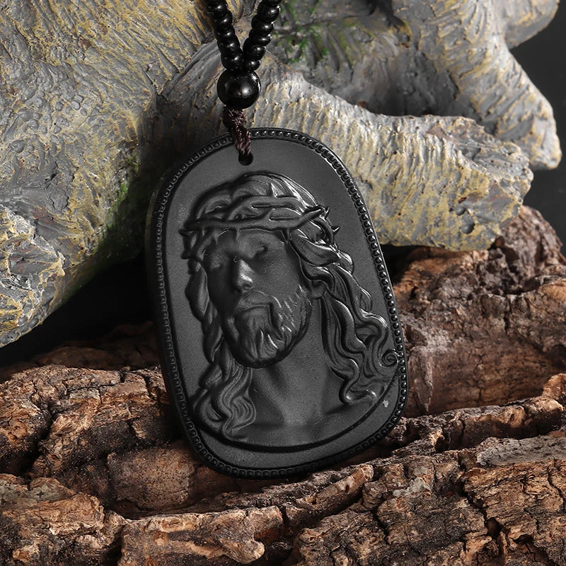 Collier Pendentif Statue Jésus Imitation Jade Vert Émeraude – Amulette Chrétienne | Unisexe