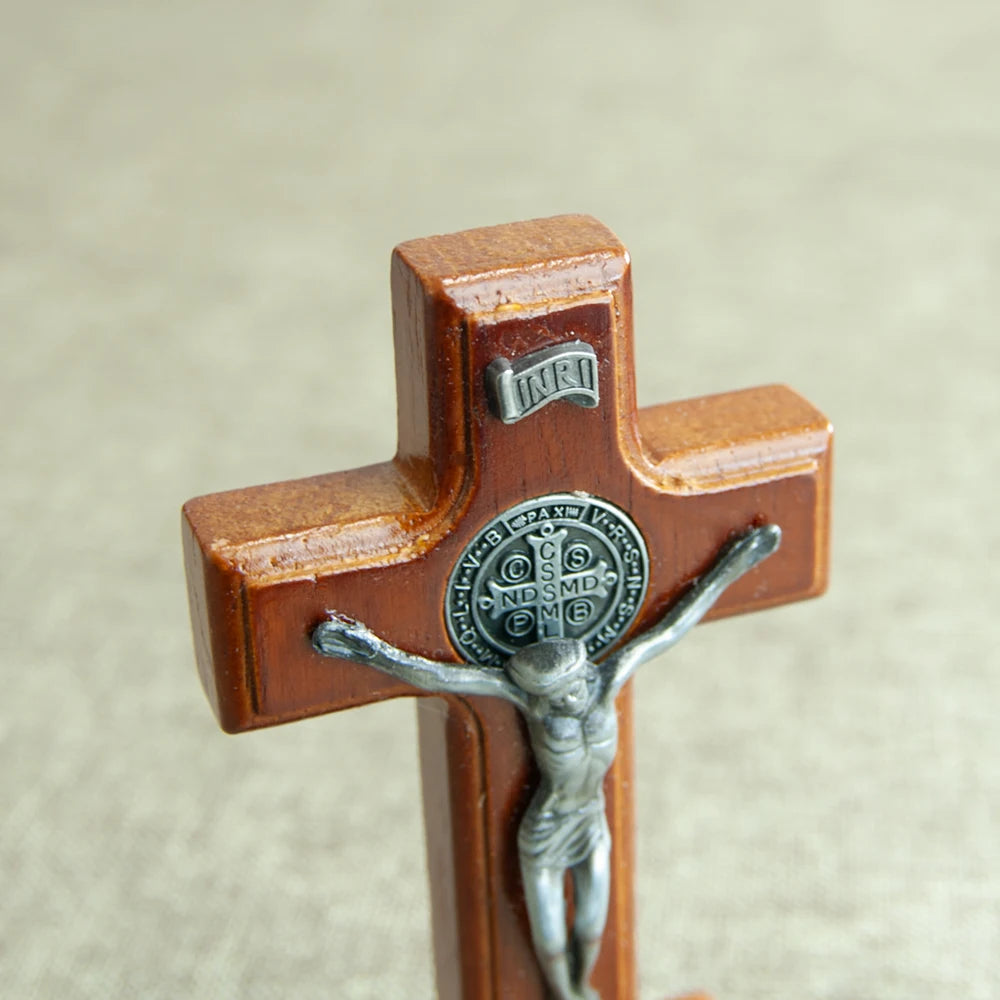 Croix en Bois Jésus & Médaille Saint-Benoît – 11 cm | Décoration Religieuse Artisanale