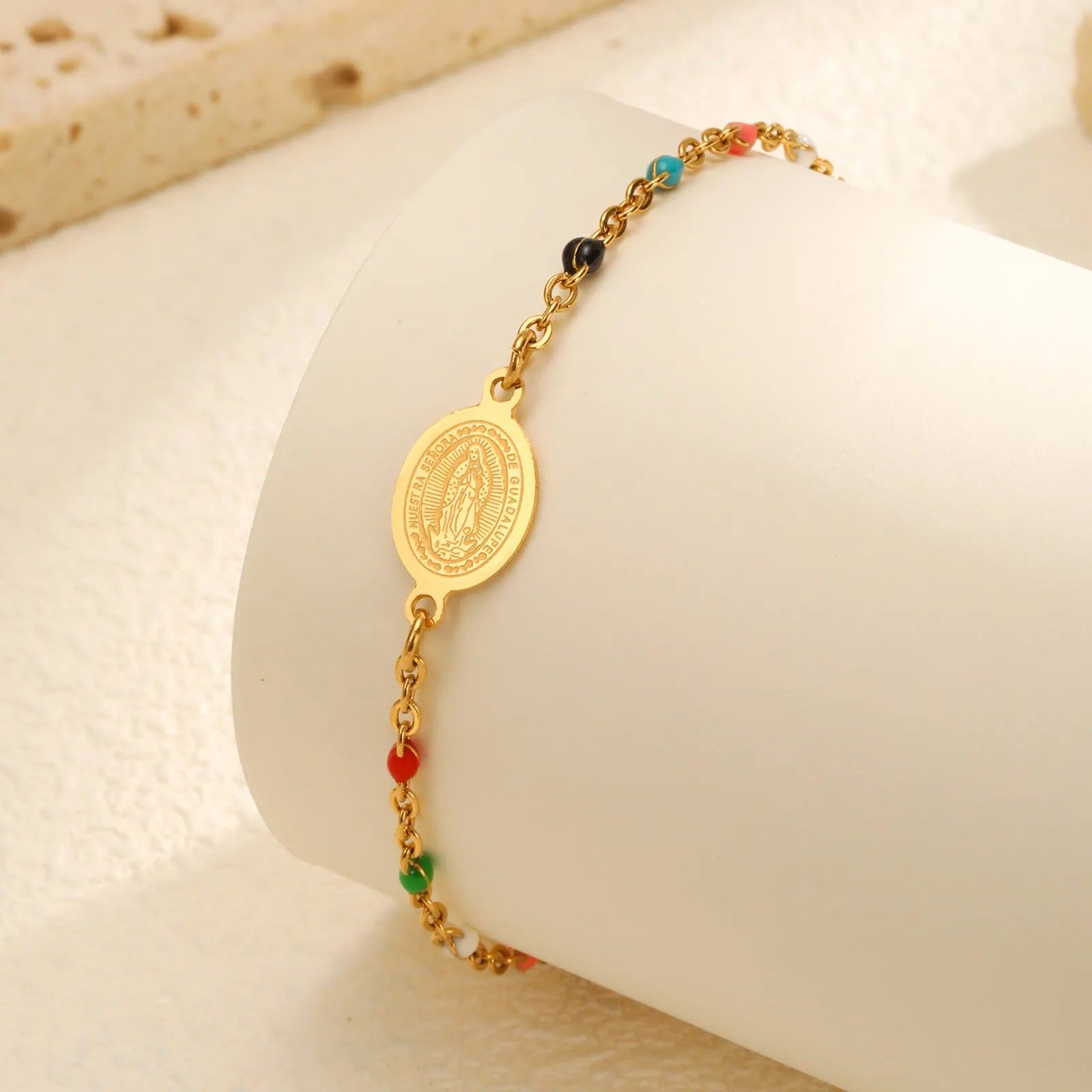Bracelet Vierge Marie – Perles Colorées | Chaîne Dorée Acier Inoxydable