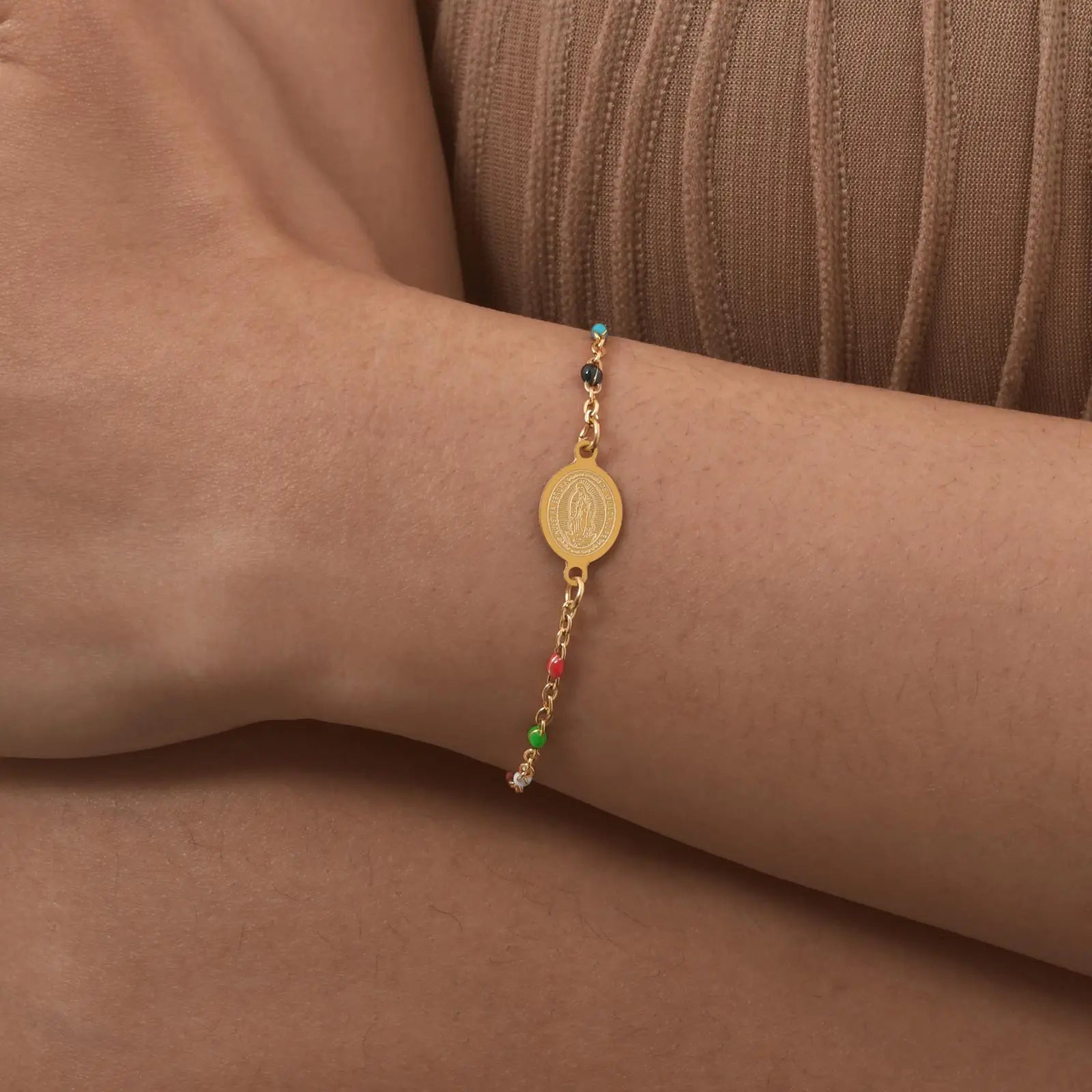 Bracelet Vierge Marie – Perles Colorées | Chaîne Dorée Acier Inoxydable