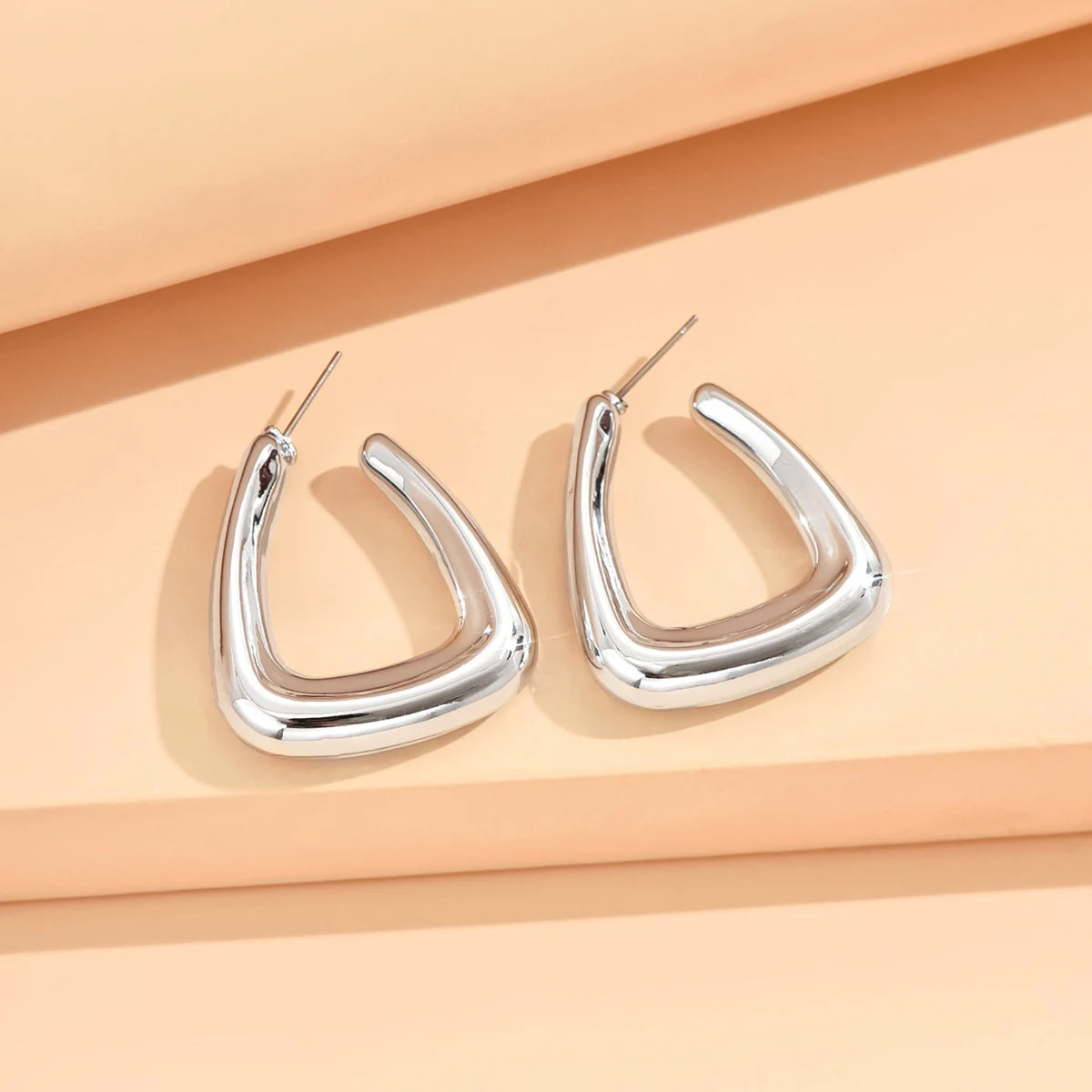 Boucles d'Oreilles Géométriques Irrégulières – Style Minimaliste | Bijou Tendance 2024