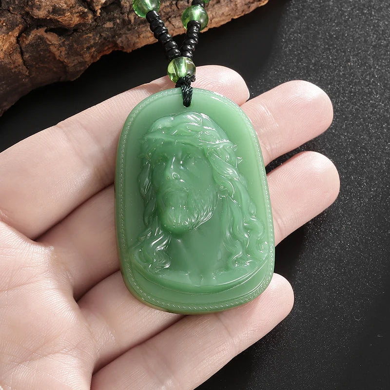 Collier Pendentif Statue Jésus Imitation Jade Vert Émeraude – Amulette Chrétienne | Unisexe