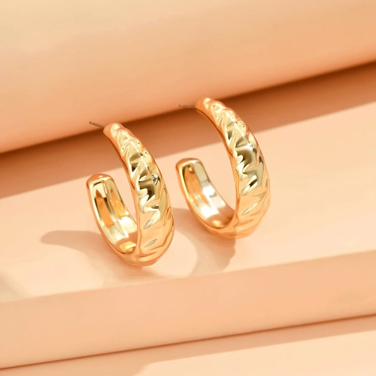 Boucles d'Oreilles Géométriques Irrégulières – Style Minimaliste | Bijou Tendance 2024