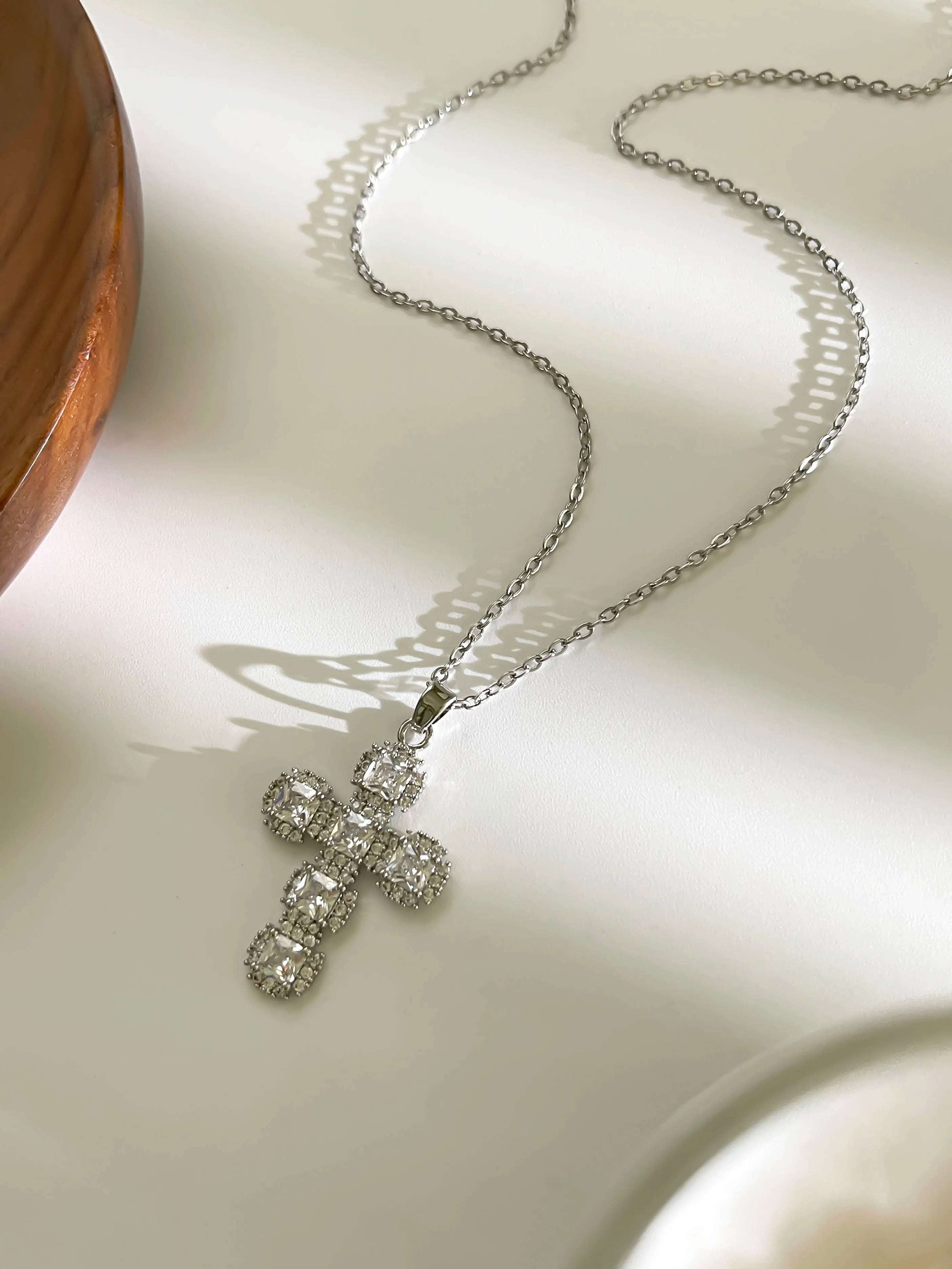 Collier Croix Chrétienne – Pendentif Zircons | Chaîne Acier Inoxydable