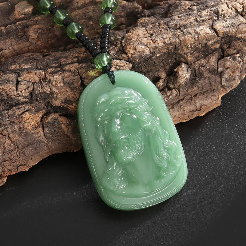 Collier Pendentif Statue Jésus Imitation Jade Vert Émeraude – Amulette Chrétienne | Unisexe