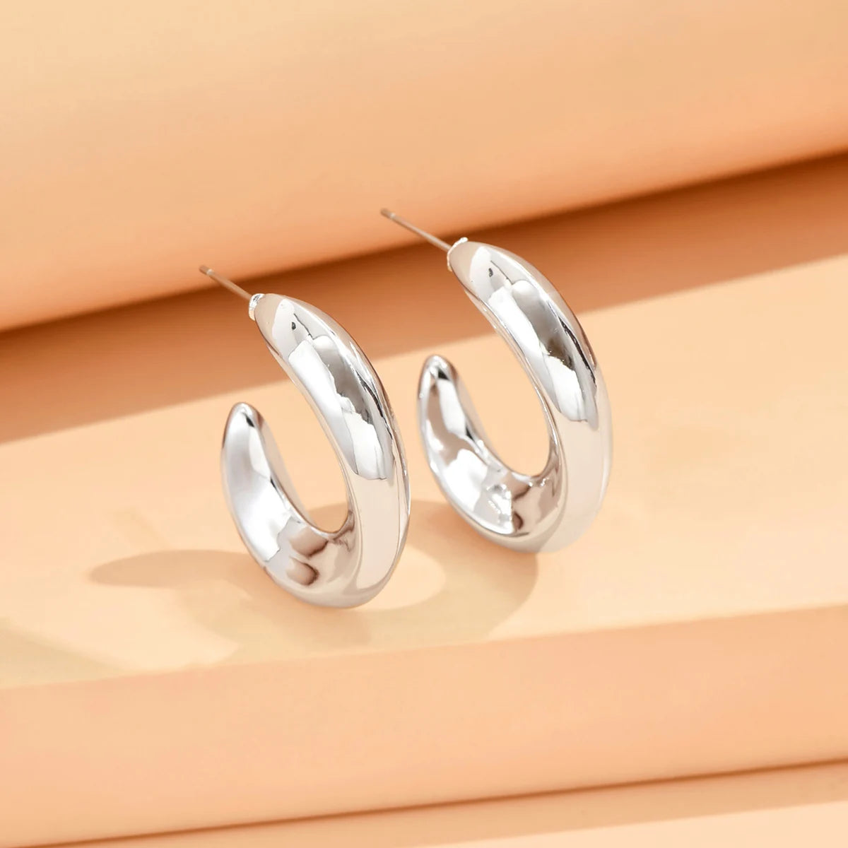 Boucles d'Oreilles Géométriques Irrégulières – Style Minimaliste | Bijou Tendance 2024