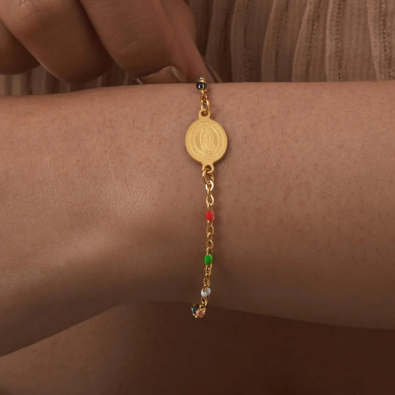Bracelet Vierge Marie – Perles Colorées | Chaîne Dorée Acier Inoxydable