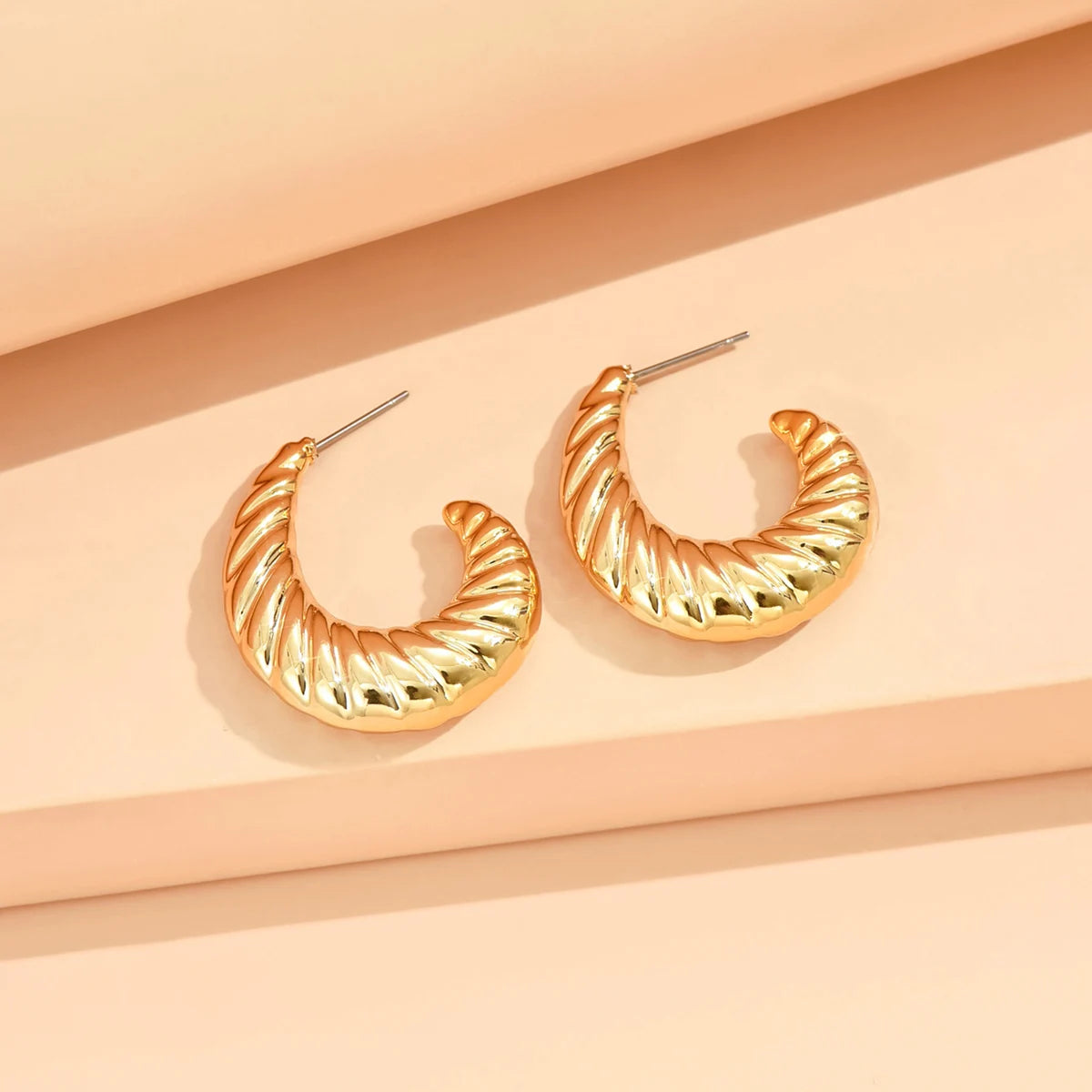 Boucles d'Oreilles Géométriques Irrégulières – Style Minimaliste | Bijou Tendance 2024