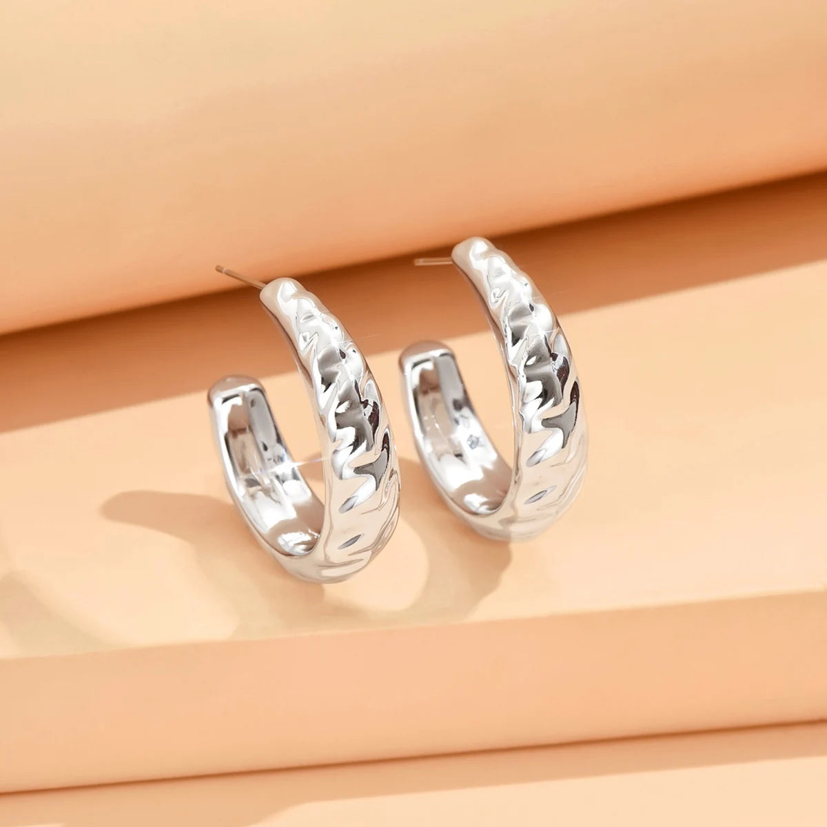 Boucles d'Oreilles Géométriques Irrégulières – Style Minimaliste | Bijou Tendance 2024
