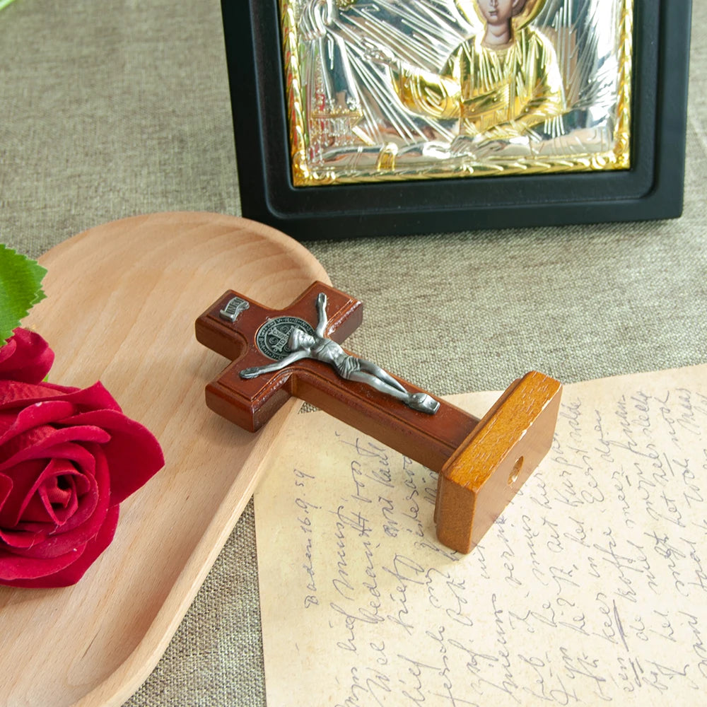 Croix en Bois Jésus & Médaille Saint-Benoît – 11 cm | Décoration Religieuse Artisanale