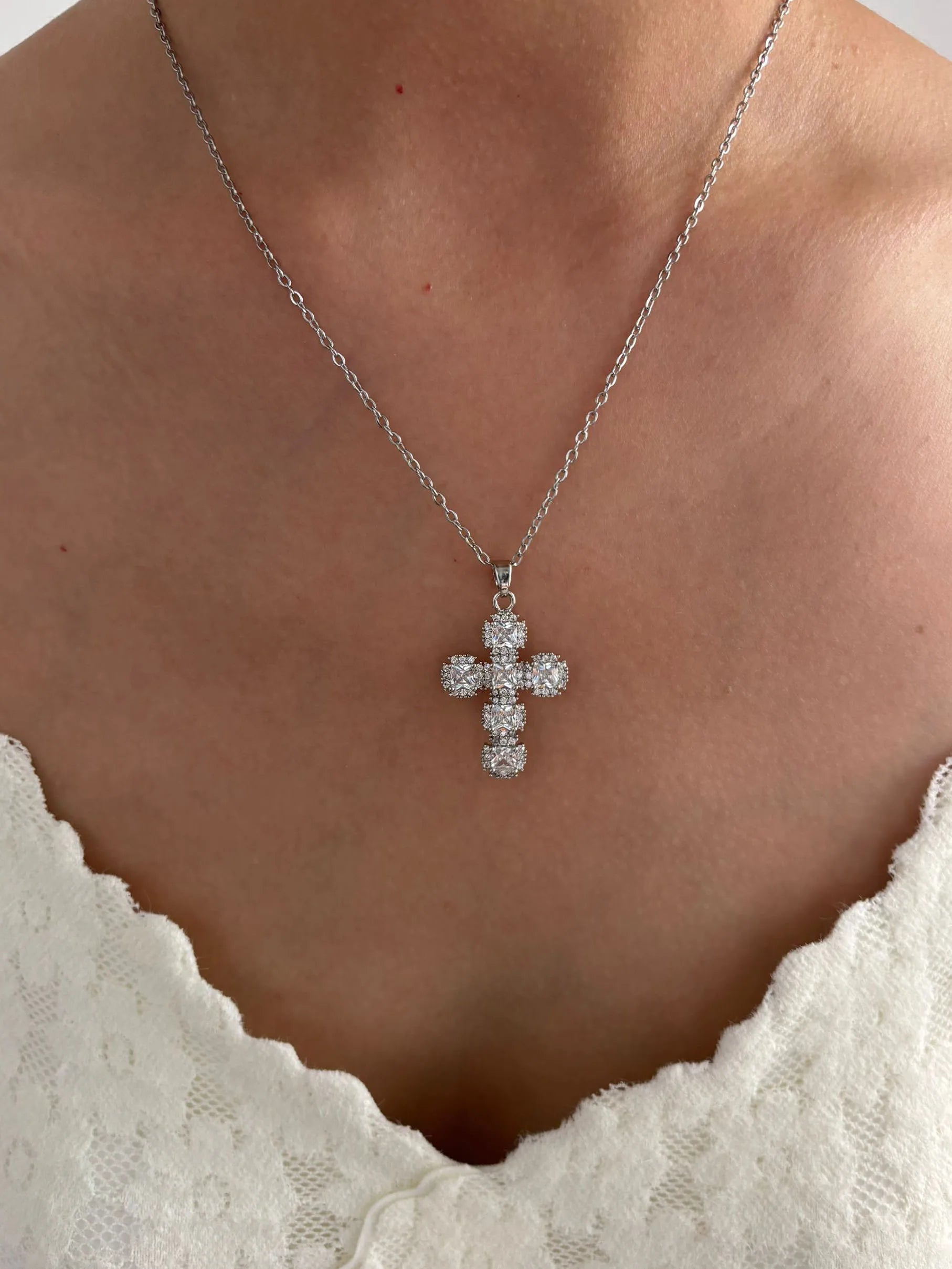 Collier Croix Chrétienne – Pendentif Zircons | Chaîne Acier Inoxydable