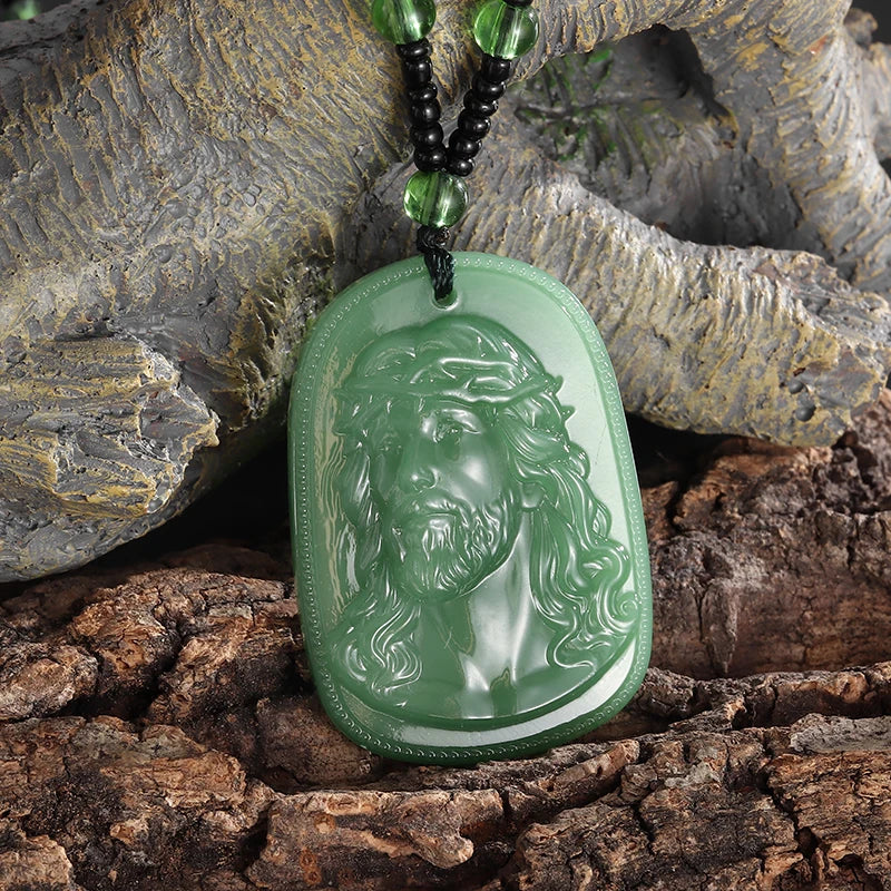 Collier Pendentif Statue Jésus Imitation Jade Vert Émeraude – Amulette Chrétienne | Unisexe