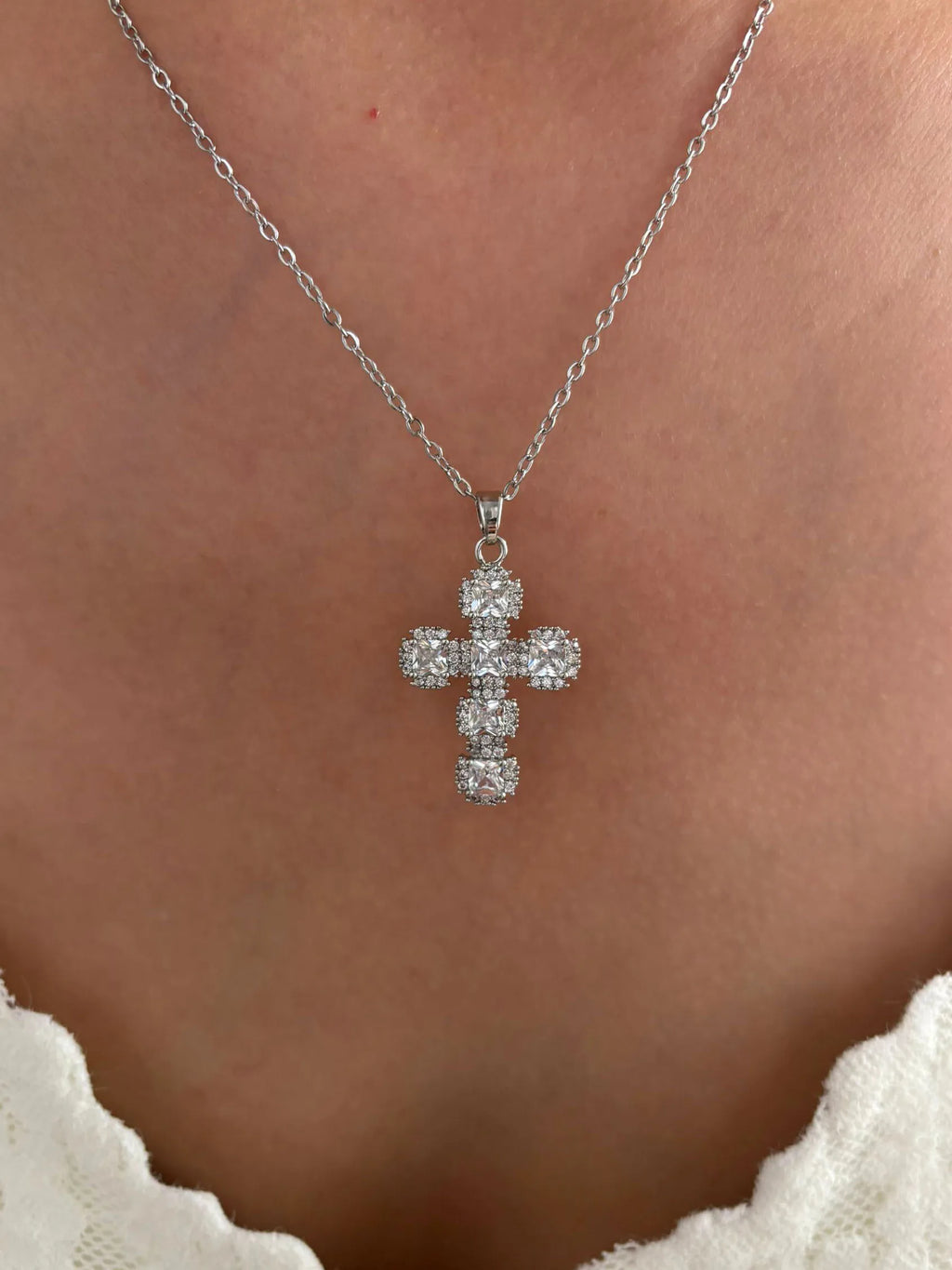 Collier Croix Chrétienne – Pendentif Zircons | Chaîne Acier Inoxydable