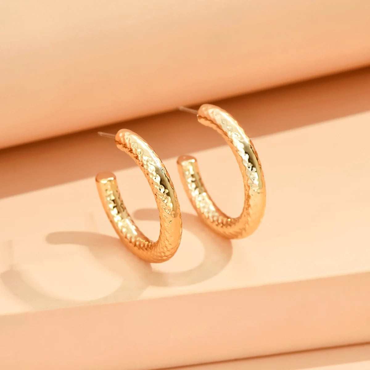 Boucles d'Oreilles Géométriques Irrégulières – Style Minimaliste | Bijou Tendance 2024