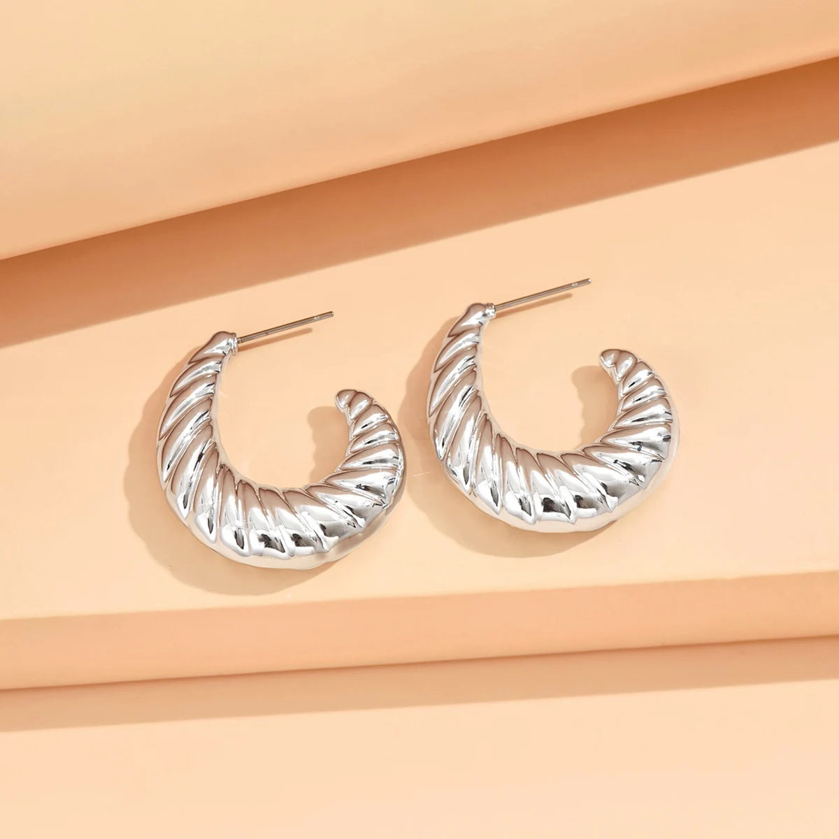 Boucles d'Oreilles Géométriques Irrégulières – Style Minimaliste | Bijou Tendance 2024